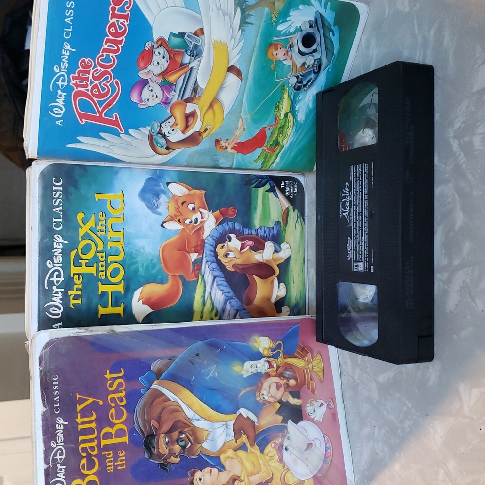 (5) Walt Disney's Classic VHS Bundle.